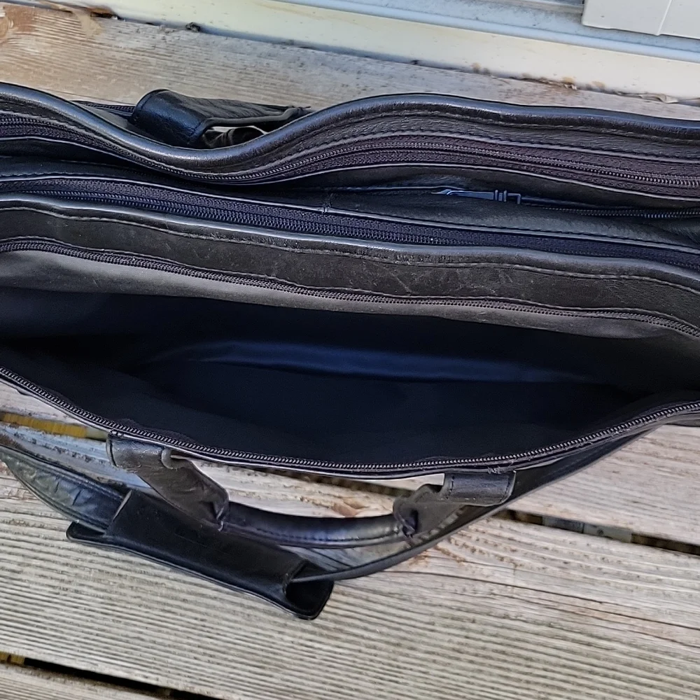 Tumi Leather Expandable Briefcase Lap Top Organizer Shoulder Bag.